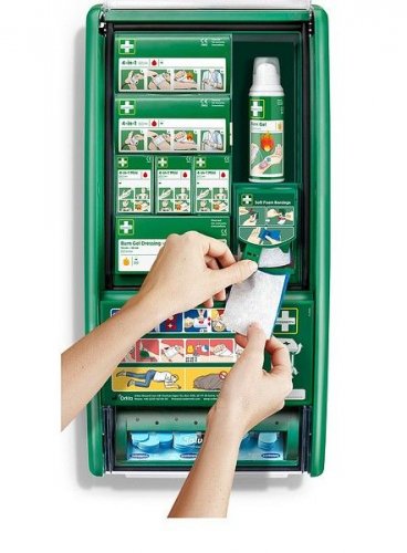 Cederroth ensiapuasema Pro on monipuolinen lialta, pölyltä ja kosteudelta ensiaputarvikkeita suojaava ensiapuasema Cederroth ensiapuasema Prossa on laastareita ensiapusiteitä haavatyynyjä haavapyyhkeitä Cederroth ensiapuasemat hinta kampanja yrityksille 