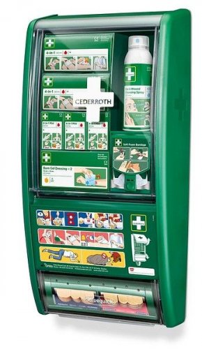 Ensiapuasema on käyttövalmis kaikki tärkeimmät ensiaputarvikkeet sisältävä ensiapukaappi, ensiapuaseman kumilistat ja kannet suojaavat ensiaputarvikkeita pölyltä, lialta ja kosteudelta, toimitamme ensiapuaseman ilman rahtikustannuksia