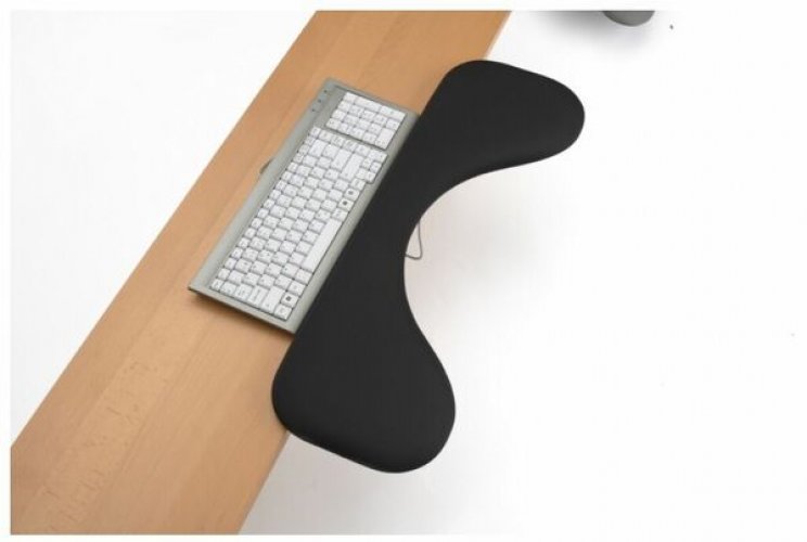 150084 Kyynärvarsituki symmetrinen on musta 67cm leveä työpöytään kiinnitettävä ergonominen geelistä valmistettu kyynärtuki. Kyynärtuen käyttö vähentää niskan ja hartioiden rasitusta. Katso muitakin kyynärtukia verkkokaupastamme.