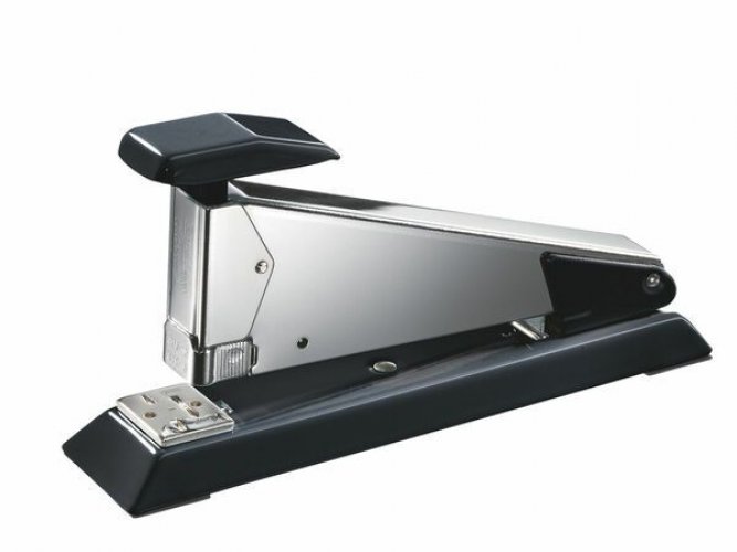 172037 Pöytänitoja Rapid K2 on musta tyylikäs 24/6 ja 24/8+ niiteille sopiva 2-50 arkkia kerrallaan nitova nitoja, joka sopii suljettuun, avoimeen ja naulanidontaan. Pöytänitojassa on edestä ladattava nastapesä ja 105mm nidontasyvyys.