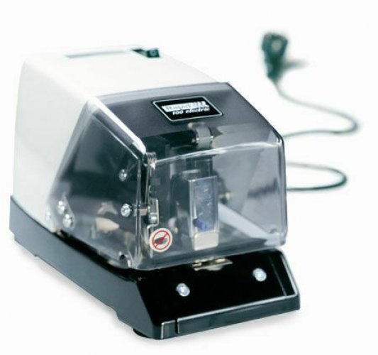 172054 Sähkönitoja Rapid R100E on 44/6 ja 44/8 niiteillä toimiva toimistoihin, pankkeihin ja muihin työtiloihin sopiva 40 arkkia kerrallaan nitova nitoja. Sähkönitojassa on kahden vuoden takuu.