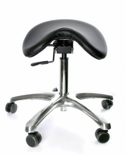 150615 Satulatuoli Matti on musta keinonahkainen tyylikäs alumiiniristikkoinen tuoli hyvin käyttäjälle muotoutuvalla satulalla. Satulatuolissa on keinumekanismi. Satulatuolin käyttä parantaa ryhtiä ja verenkiertoa.