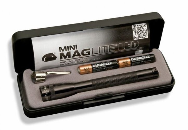 214098 Taskulamppu MiniMaglite LED on tyylikäs musta tehokas kynämallinen LED-valaisin yleiskäyttöön. Taskulampussa on jopa kymmenen vuoden takuu. Taskulamppu toimii kahdella AAA-paristolla. Katso myös muita taskulamppujamme.